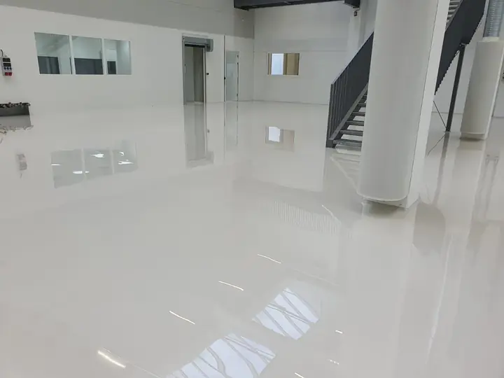 Hochglänzende Bodenbeschichtung in einer Halle