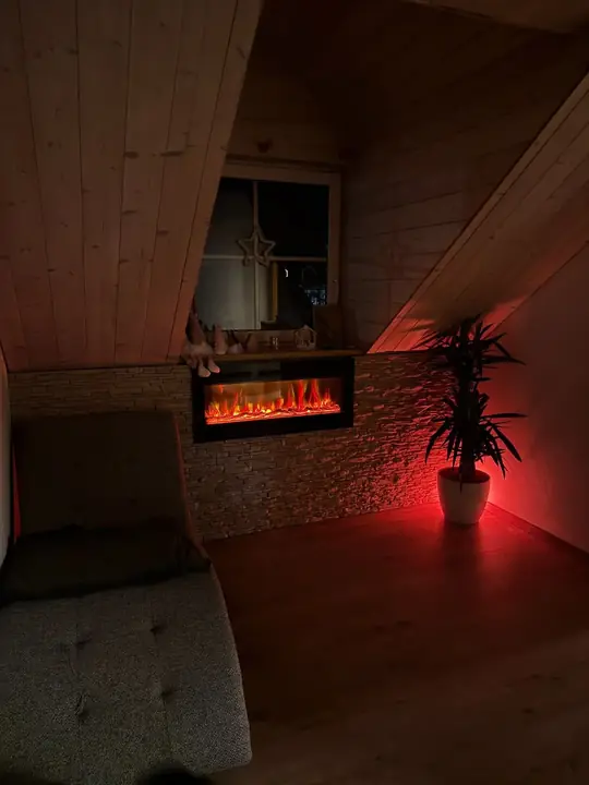 Dachgeschoss mit Steinwand und Kamin